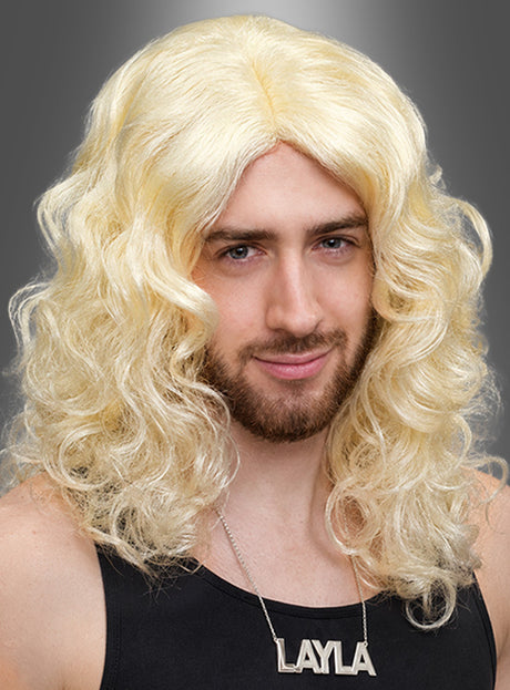 Eine Person mit langen, lockigen blonden Haaren, die der Perücke „Layla – blond mit Locken“ ähneln, trägt ein schwarzes Trägertop und eine Halskette mit dem Namen „LAYLA“ vor einem grauen Farbverlaufshintergrund.