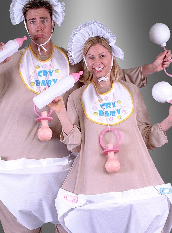 Zwei Erwachsene, gekleidet in das „Babykostüm – Erwachsenen-Spaßkostüm“, komplett mit Mützen und Lätzchen mit der Aufschrift „Cry Baby“, halten überdimensionale Fläschchen, Schnuller und Rasseln in den Händen und stehen vor einem grau verlaufenden Hintergrund – perfekt als witziges Babykostüm für Erwachsene oder als lustiges Gruppenkostüm für Karnevalspartys.