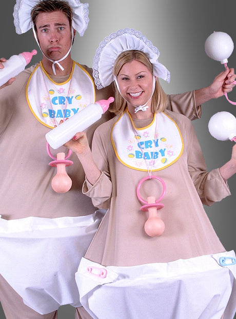 Zwei Erwachsene, gekleidet in das „Babykostüm – Erwachsenen-Spaßkostüm“, komplett mit Mützen und Lätzchen mit der Aufschrift „Cry Baby“, halten überdimensionale Fläschchen, Schnuller und Rasseln in den Händen und stehen vor einem grau verlaufenden Hintergrund – perfekt als witziges Babykostüm für Erwachsene oder als lustiges Gruppenkostüm für Karnevalspartys.
