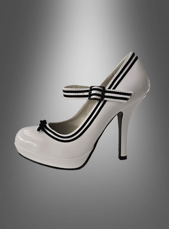 Rockabilly-Pumps mit Schleife, Größe 37: Weiße High Heels mit schwarzer Sohle, schwarzer Schleife an der Spitze, doppelten schwarzen Streifen und doppeltem Riemenverschluss – präsentiert vor einem grauen Farbverlauf. Diese stilvollen Retro-Schuhe verleihen jedem Outfit einen Hauch von Vintage-Charme.