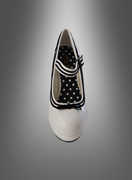 Rockabilly-Pumps mit Schleife, Größe 37 – ein weißer Damenschuh mit schwarzem Besatz und Schleife, schwarzer Innensohle mit weißen Polka-Dots, präsentiert vor einem grauen Farbverlauf. Diese Pumps verleihen jedem Outfit einen Hauch von Retro-Charme und spiegeln den zeitlosen Look klassischer Vintage-High-Heels wider.