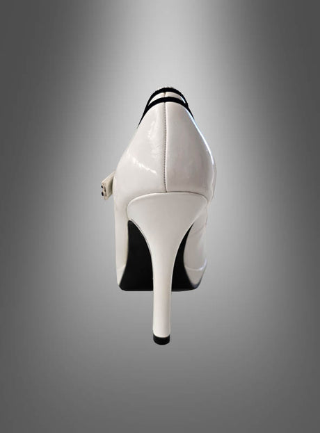 Ein Paar Rockabilly-Pumps mit Schleife in Größe 37 wird von hinten vor einem grauen Farbverlaufshintergrund gezeigt. Die Schuhe zeichnen sich durch einen weißen hohen Absatz mit schwarzer Sohle aus, der klassischen Charme versprüht und an Vintage-High-Heels erinnert.