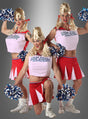 Drei Erwachsene, die das „Cheerleader-Kostüm für Männerballett“ tragen – mit blonden Perücken und roten Uniformen –, posieren mit blau-weißen Pompons vor einem grauen Hintergrund mit Farbverlauf.