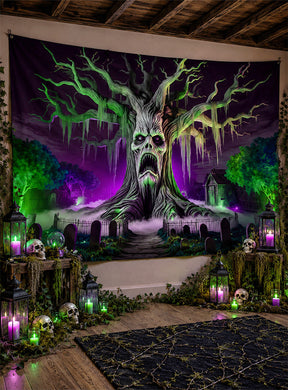 Das waschbare XXL-UV-Stoffbanner „Geisterbaum“ (250 x 350 cm) zeigt einen Spukbaum mit einem Gesicht, grün und lila leuchtenden Lichtern, Totenköpfen, Kerzen und Laternen – perfekt, um jedem Raum ein gotisches Halloween-Flair zu verleihen. Dieses waschbare Stoffbanner ist ein auffälliges UV-Wandbild und ein unverzichtbares Halloween-Dekorationselement, um eine unwiderstehlich unheimliche Atmosphäre zu schaffen.