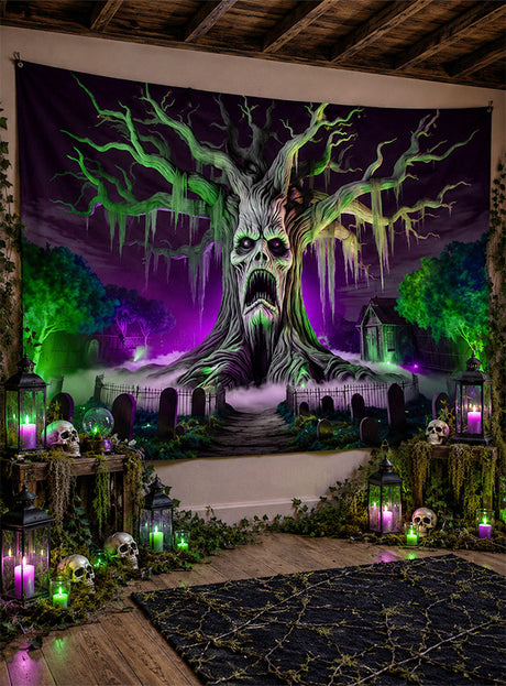 Das waschbare XXL-UV-Stoffbanner „Geisterbaum“ (250 x 350 cm) zeigt einen Spukbaum mit einem Gesicht, grün und lila leuchtenden Lichtern, Totenköpfen, Kerzen und Laternen – perfekt, um jedem Raum ein gotisches Halloween-Flair zu verleihen. Dieses waschbare Stoffbanner ist ein auffälliges UV-Wandbild und ein unverzichtbares Halloween-Dekorationselement, um eine unwiderstehlich unheimliche Atmosphäre zu schaffen.