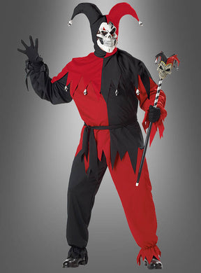 Eine Person in einem gruseligen XXL-Halloween-Narrenkostüm in Schwarz und Rot mit Totenkopfmaske, die den passenden Narrenstab in der Hand hält und vor einem grauen Hintergrund steht – das perfekte Kostüm für schaurige Halloween-Auftritte.
