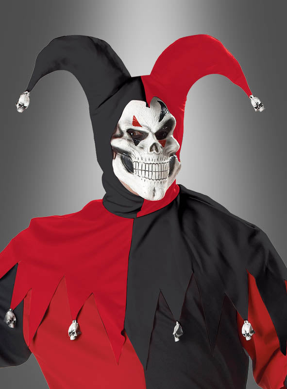 Person im XXL-Halloween-Narrenkostüm in Schwarz-Rot, das sich durch ein auffälliges rot-schwarzes Design mit einer Totenkopfmaske und silbernen Glöckchen am Hut auszeichnet, vor einem grauen Hintergrund – ideal als gruseliges Clownkostüm oder als unvergessliches Halloween-Kostüm in XXL.