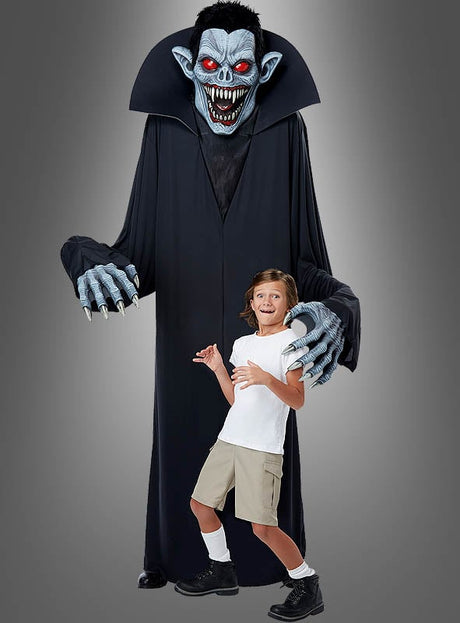 Ein Kind steht vor einer hoch aufragenden, bedrohlichen Gestalt, die das „Gigantische Vampir-Kostüm oder Deko, ca. 240 cm“ trägt – mit scharfen Zähnen, roten Augen, blauer Haut und langen Krallen – ideal für jede Halloween-Verkleidung. Die gruselige Szene spielt sich vor einem schlichten grauen Hintergrund ab.