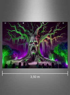 Illustration eines Spukbaums mit einem Gesicht, umgeben von Grabsteinen, Nebel, unheimlicher Beleuchtung und einem kleinen Haus; das waschbare XXL-UV-Stoffbanner „Geisterbaum“ (250 x 350 cm) eignet sich mit einer Bildbreite von 3,50 Metern perfekt, um an diesem Halloween eine gruselige Atmosphäre zu schaffen.