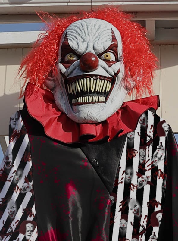Das „Gigantische Horrorclown-Kostüm oder Deko, ca. 240 cm“ ist eine bedrohliche Clownfigur mit roten Haaren, scharfen Zähnen, und übertriebenen Gesichtszügen, die ein mit Clownsgesichtern und roten Spritzern verziertes Cape trägt – damit ist es die perfekte Halloween-Dekoration für alle, die ein echtes Horrorclown-Kostüm oder ein beeindruckendes riesiges Clown-Herzstück suchen.