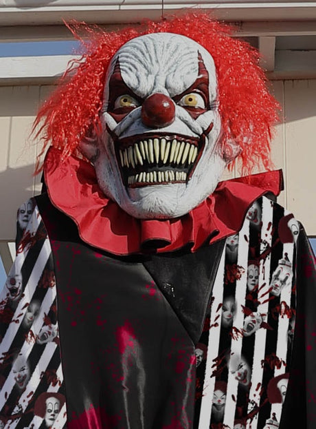 Das „Gigantische Horrorclown-Kostüm oder Deko, ca. 240 cm“ ist eine bedrohliche Clownfigur mit roten Haaren, scharfen Zähnen, und übertriebenen Gesichtszügen, die ein mit Clownsgesichtern und roten Spritzern verziertes Cape trägt – damit ist es die perfekte Halloween-Dekoration für alle, die ein echtes Horrorclown-Kostüm oder ein beeindruckendes riesiges Clown-Herzstück suchen.