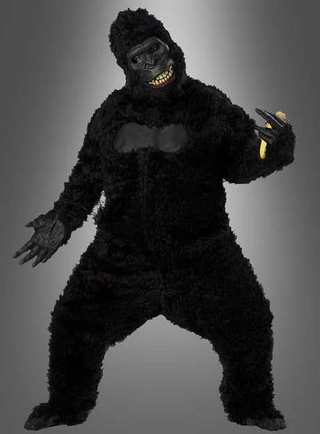 Eine Person, die das Gorilla-Kostüm mit beweglicher Ani-Motion-Maske trägt – ein komplett schwarzer Ganzkörperanzug mit einer Maske mit gelben Zähnen –, steht vor einem grauen Hintergrund mit Farbverlauf, wodurch sich das Kostüm ideal als Tierkostüm für den Karneval eignet oder für alle, die ein Gorilla-Kostüm in Größe XL suchen.