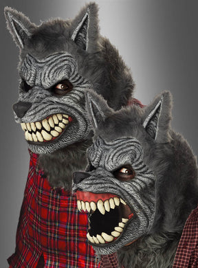 Zwei Personen, die eine „Werwolf Ani-Motion Maske grau“ tragen und karierte Hemden anhaben, vor einem neutralen Hintergrund mit Farbverlauf. Diese Ani-Motion-Masken sind perfekt für Halloween geeignet und erwecken jeden Werwolf durch dynamische Gesichtsbewegungen zum Leben.