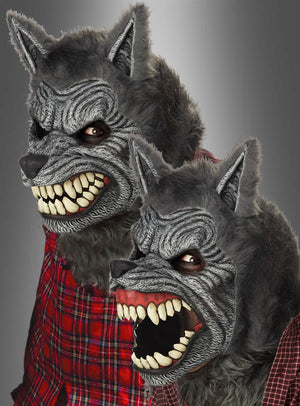 Zwei Personen, die eine „Werwolf Ani-Motion Maske grau“ tragen und karierte Hemden anhaben, vor einem neutralen Hintergrund mit Farbverlauf. Diese Ani-Motion-Masken sind perfekt für Halloween geeignet und erwecken jeden Werwolf durch dynamische Gesichtsbewegungen zum Leben.