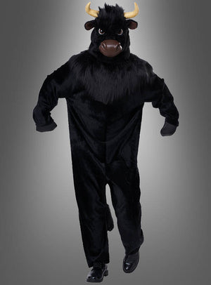 Eine Person, die ein Ganzkörper-Wilder-Stier-Maskottchen-Kostüm für Herren mit markanten Hörnern trägt und vor einem grauen Farbverlaufs-Hintergrund vorwärtsgeht – ideal als Stierkostüm für Herren für jede Karnevalsveranstaltung.