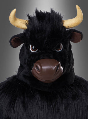 Eine Person, die das „Wilder Stier“-Maskottchen-Kostüm für Herren trägt, das sich durch große Hörner und einen ausdrucksstarken Gesichtsausdruck auszeichnet, posiert vor einem grauen Hintergrund mit Farbverlauf.
