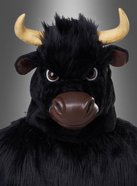 Eine Person, die das „Wilder Stier“-Maskottchen-Kostüm für Herren trägt, das sich durch große Hörner und einen ausdrucksstarken Gesichtsausdruck auszeichnet, posiert vor einem grauen Hintergrund mit Farbverlauf.