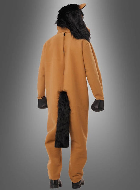 Eine Person trägt das „Pferd-Kostüm Unisex mit Ani-Motion-Maske“ – ein braunes Tierkostüm mit schwarzer Mähne, Ohren, Schweif und dunklen Hufen – und steht mit dem Rücken zur Kamera vor einem grauen Hintergrund.
