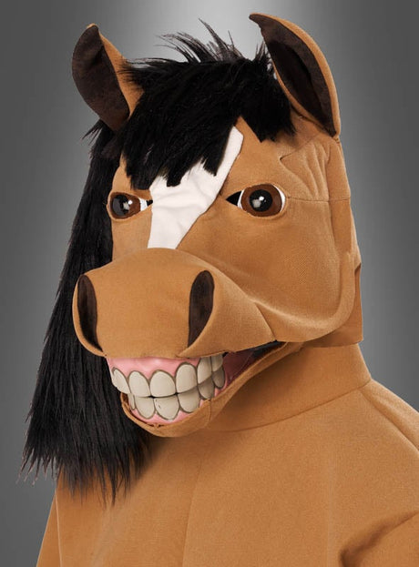 Eine Person trägt das „Pferd-Kostüm Unisex mit Ani-Motion-Maske“, bestehend aus einem braunen Anzug mit übertrieben großen Zähnen, einer dunklen Mähne und einem markanten weißen Streifen auf der Stirn. Die Ani-Motion-Maske verleiht dem Gesicht zusätzliche Ausdruckskraft, während die Person vor einem grauen Hintergrund fotografiert wird.
