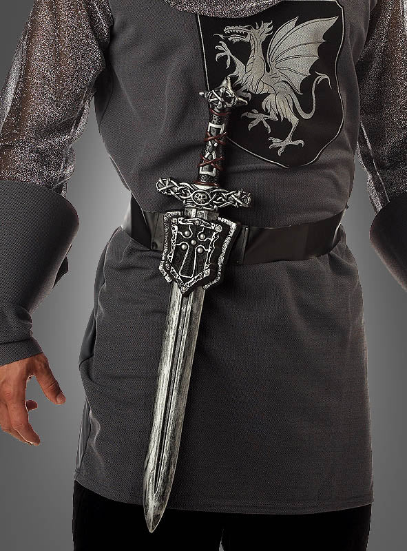 Person in einem Mittelalterkostüm mit einem Drachenwappen auf der Brust und einem Ritterschwert mit Gürtel, das 60 cm in der Scheide steckt – perfekt für den Karneval.