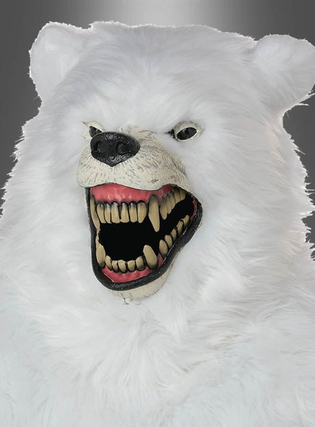 Eine Nahaufnahme des „Eisbär Kostüm Deluxe lebensecht weiß“, eines äußerst realistischen weißen Bärenkostüms mit übertriebenen, bedrohlich wirkenden Zähnen und offenem Maul, vor einem neutralen grauen Hintergrund.