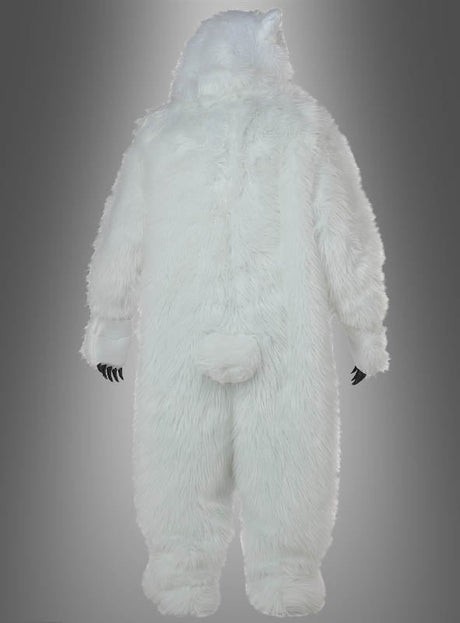 Eine Person, die das „Eisbär-Kostüm Deluxe lebensecht weiß“ trägt – ein lebensgroßes, naturgetreues weißes Bärenkostüm –, wird von hinten vor einem schlichten grauen Hintergrund fotografiert. Das Deluxe-Maskottchen besticht durch sein detailreiches Fell und seine realistische Silhouette.
