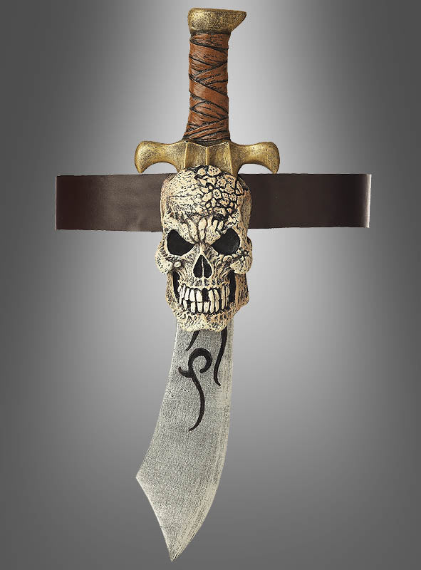 Der Säbel mit Totenkopf-Gürtel (52 cm) verfügt über eine geschwungene, verwittert wirkende Klinge, eine tötenkopfartige Parierstange, einen umwickelten Griff und einen braunen Totenkopf-Gürtel – ein auffälliges Piraten-Accessoire –, das vor einem grauen Hintergrund mit Farbverlauf abgebildet ist.