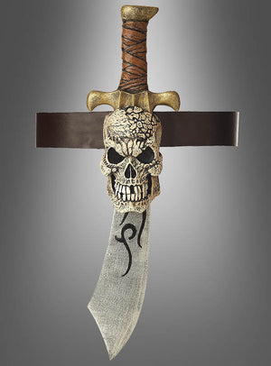 Der Säbel mit Totenkopf-Gürtel (52 cm) verfügt über eine geschwungene, verwittert wirkende Klinge, eine tötenkopfartige Parierstange, einen umwickelten Griff und einen braunen Totenkopf-Gürtel – ein auffälliges Piraten-Accessoire –, das vor einem grauen Hintergrund mit Farbverlauf abgebildet ist.