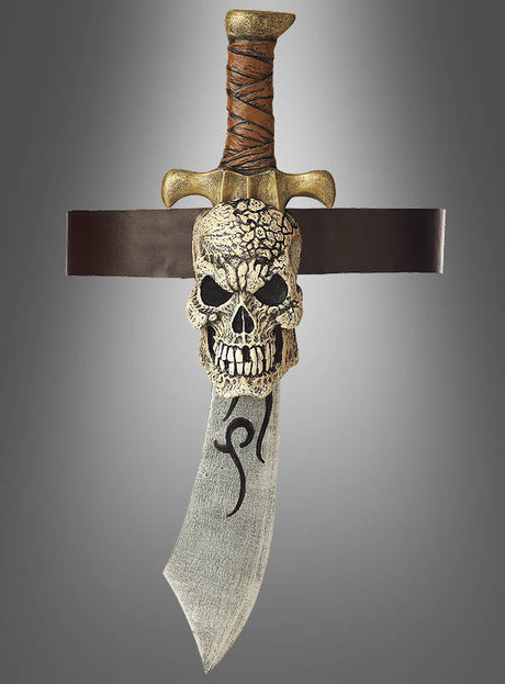 Der Säbel mit Totenkopf-Gürtel (52 cm) verfügt über eine geschwungene, verwittert wirkende Klinge, eine tötenkopfartige Parierstange, einen umwickelten Griff und einen braunen Totenkopf-Gürtel – ein auffälliges Piraten-Accessoire –, das vor einem grauen Hintergrund mit Farbverlauf abgebildet ist.