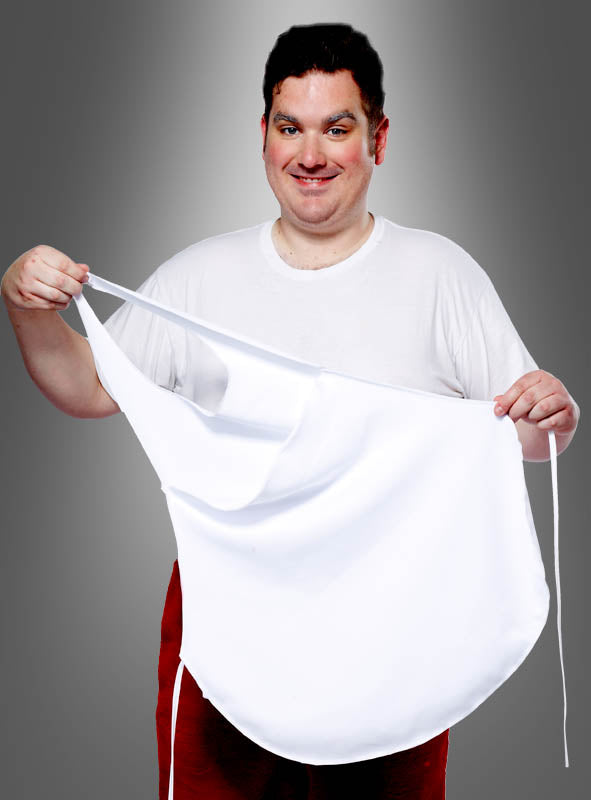 Ein Mann in einem weißen T-Shirt und einer roten Hose hält die „Schürze für den dicken Nikolausbauch“ vor einem grauen Hintergrund mit Farbverlauf hoch und präsentiert so dieses verspielte Kostümaccessoire – perfekt für festliche Anlässe.