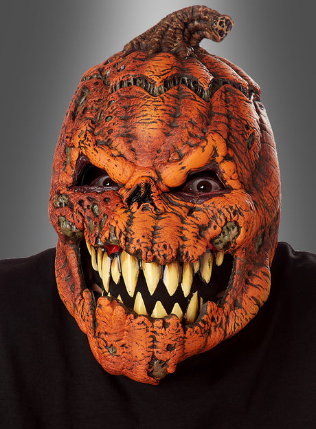 Eine Person, die die Halloween-Maske „Beweglicher Kürbis Ani-Motion“ trägt, die sich durch große gelbe Zähne, tiefe Rillen und einen verdrehten Stiel oben auszeichnet und vor einem neutralen grauen Hintergrund zu sehen ist – die perfekte Halloween-Maske für Horrorfans.