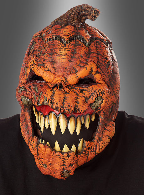Eine Person, die die Halloween-Maske „beweglicher Kürbis Ani-Motion“ trägt, die sich durch ein detailreiches und bedrohliches Kürbismotiv mit scharfen gelben Zähnen, einer strukturierten orangefarbenen Schale und einem gewundenen Stiel an der Oberseite auszeichnet, vor einem schlichten grauen Hintergrund. Diese auffällige Halloween-Maske ist perfekt, um jeder gruseligen Feier einen Hauch von Horror zu verleihen.
