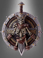 Ein dekoratives „Wikinger Schild und Schwert“ (48–58 cm) zeigt eine detailgetreue Skelettfigur in einer Rüstung im Wikinger-Stil, hinter der ein Schwert verläuft, während der Schild mit nordischen Mustern verziert ist – perfekt als Teil eines jeden Waffensets.