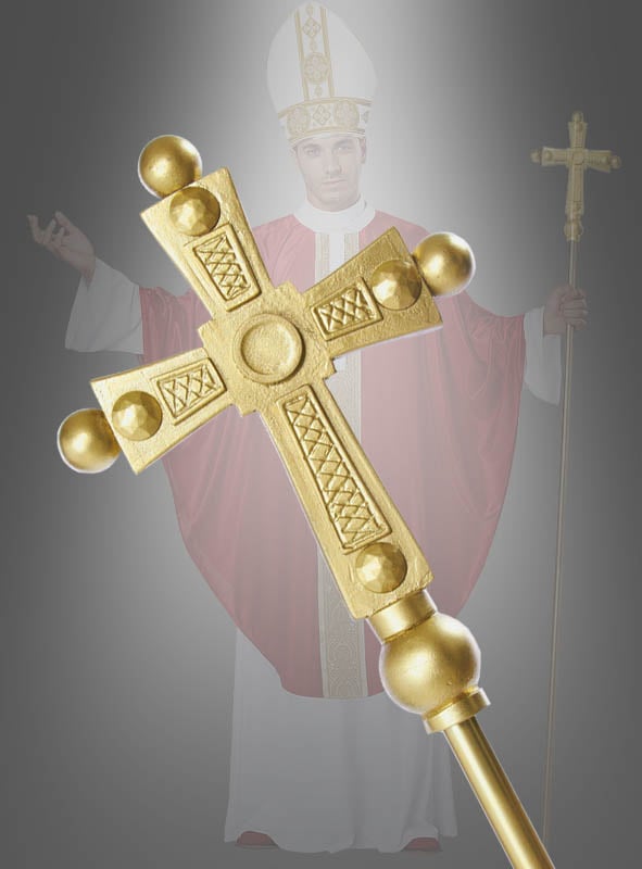 Im Vordergrund ist ein goldenes Zeremonienkreuz zu sehen, im Hintergrund ist verschwommen eine Person in religiöser Kleidung zu erkennen, die einen 165 cm langen Priesterstab (Ferula-Kreuzstab) hält und eine Mitra sowie eine rote Robe trägt.