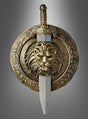 Ein „Gladiator Schild und Schwert groß 44–60 cm“ wird als goldener Schild dargestellt, in dessen Mitte ein Löwengesicht zu sehen ist, das von oben von einem kurzen mittelalterlichen Schwert durchbohrt wird; das Ganze ist vor einem grauen Hintergrund mit Farbverlauf abgebildet.