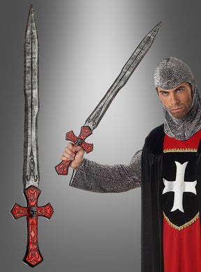 Ein Mann in mittelalterlicher Ritterkleidung hält ein 90 cm langes Kreuzritter-Schwert mit einem roten, kreuzförmigen Griff und einer langen, silbernen Klinge in der Hand; das Schwert wird zudem in Nahaufnahme gezeigt.