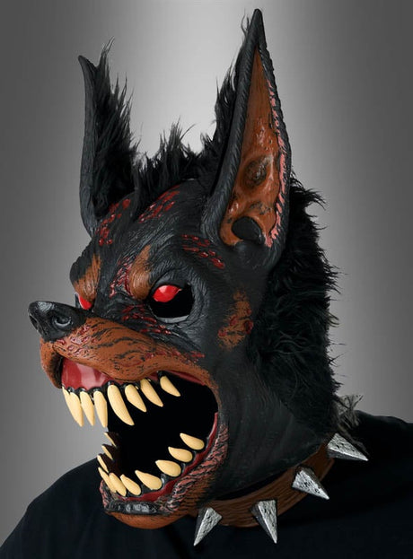Eine Person, die die „Höllenhund Ani-Motion“-Maske mit roten Augen, großen Reißzähnen und einem Stachelhalsband trug, posierte vor einem grauen Hintergrund mit Farbverlauf.