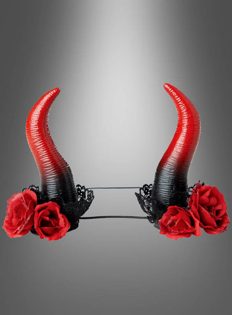 Das „Teufelshörner rot mit Rosen“ ist ein auffälliges Damen-Kopfschmuckstück: Dieses Stirnband besticht durch zwei schwarz-rote Ombré-Teufelshörner mit schwarzer Spitzenbasis, die jeweils mit drei künstlichen roten Rosen verziert sind – ein ideales Teufel-Kostüm-Accessoire, das sich wunderschön von einem grauen Hintergrund mit Farbverlauf abhebt.