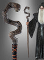 Ein Zauberer in einer schwarzen Robe hält den „Fantasy Stab mit Schlangenkopf 150 cm“ in der Hand, dessen gewundener, schlangenförmiger Kopf mit roten Augen und scharfen Zähnen sich deutlich von einem grauen Hintergrund mit Farbverlauf abhebt – ein perfektes Voodoo-Zauberer-Accessoire für Halloween-Zauber.