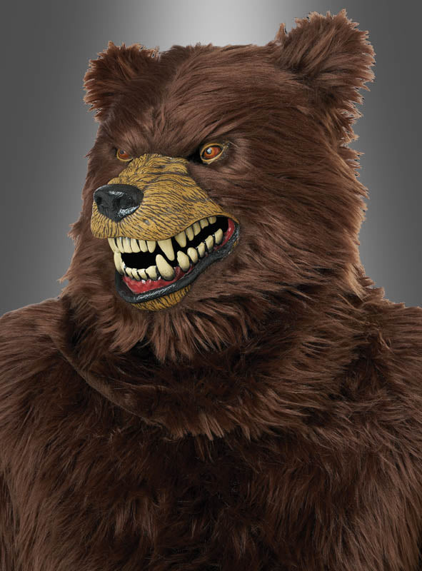 Eine Person, die die „Grizzly Bär Maske mit beweglichem Kiefer“ trug – mit scharfen Zähnen und einem aggressiven Gesichtsausdruck –, posierte vor einem einfarbigen grauen Hintergrund.