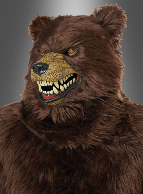 Eine Person, die die „Grizzly Bär Maske mit beweglichem Kiefer“ trug – mit scharfen Zähnen und einem aggressiven Gesichtsausdruck –, posierte vor einem einfarbigen grauen Hintergrund.