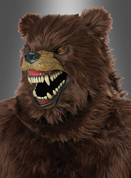 Eine Person, die eine Grizzly-Bär-Maske mit beweglichem Kiefer, scharfen Zähnen und braunem Fell trug, posierte vor einem neutralen grauen Hintergrund.
