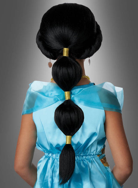 Eine Person mit langem schwarzem Haar, das in drei Strähnen geflochten und mit goldenen Haargummis zusammengebunden ist, trägt ein blaues Kleid mit durchsichtigen blauen Details an den Schultern und wird von hinten gezeigt – ein perfekter Look als Ergänzung zur „Arabische Prinzessin“-Kinderperücke oder als Teil eines „Wüstenprinzessin“-Kostüms.
