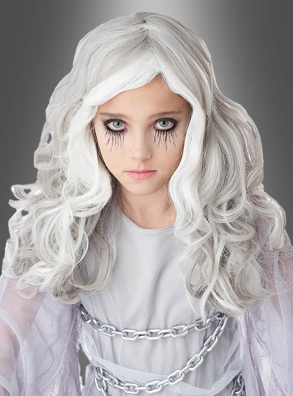 Ein Kind, das die „Nachtleuchtende Kinderperücke Geist“ trägt und dessen Augen mit dramatischem, dunklem Make-up mit Linien entlang der Wangen geschminkt sind, ist in durchsichtigen Stoff gekleidet und trägt ein Kettenaccessoire, während es mit neutralem Gesichtsausdruck vor einem grauen Hintergrund mit Farbverlauf direkt in die Kamera blickt.