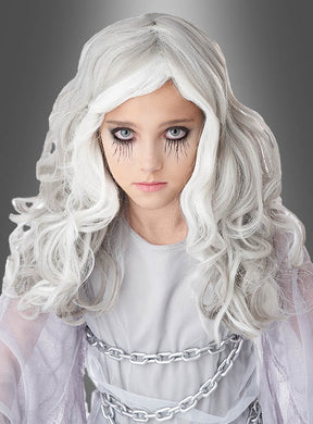 Ein Kind, das die „Nachtleuchtende Kinderperücke Geist“ trägt und dessen Augen mit dramatischem, dunklem Make-up mit Linien entlang der Wangen geschminkt sind, ist in durchsichtigen Stoff gekleidet und trägt ein Kettenaccessoire, während es mit neutralem Gesichtsausdruck vor einem grauen Hintergrund mit Farbverlauf direkt in die Kamera blickt.