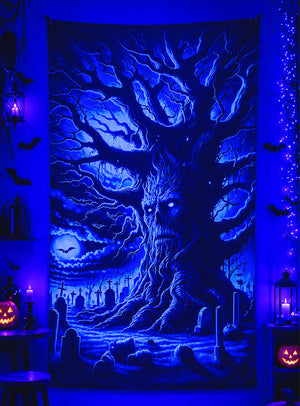 Das leuchtende Wandbild „Gruseliges Baumgeist Wandbild 100 x 185 cm, waschbar“ ist die perfekte Halloween-Dekoration: Es zeigt einen unheimlichen Baum mit einem Gesicht, der über einen Friedhof voller Grabsteine, Kürbislaternen, Kerzen und Fledermäuse in einem geheimnisvoll blau beleuchteten Raum wacht.
