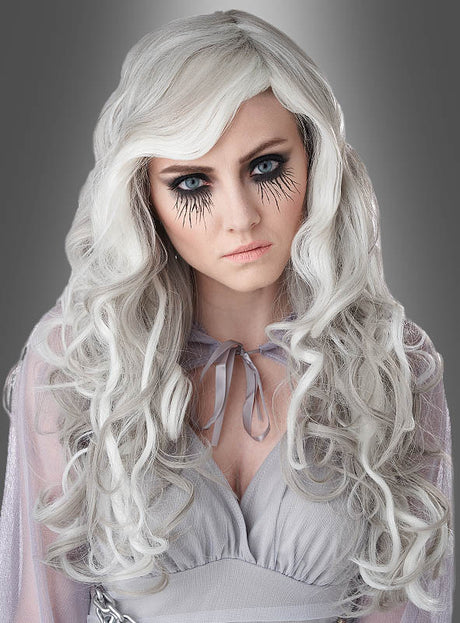 Eine Frau mit langen, welligen silbernen Haaren, die mit der Perücke „Leuchtende Lockenperücke Geisterfrau“ frisiert sind, mit dramatischem schwarzem Augen-Make-up, das an Streifen erinnert, und einem hellgrauen Outfit, die vor einem grauen Hintergrund posiert.