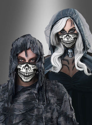 Zwei Personen tragen zerfetzte, dunkle Kostüme mit Kapuze und Gesichtsmasken mit Totenkopfmuster – die eine mit langen weißen Haaren, die andere mit kurzen Haaren. Ihre Baumwoll-Gesichtsmaske „Skelett Glow in the Dark“ leuchtet in der Dunkelheit sanft und verstärkt so ihr gespenstisches und unheimliches Aussehen.