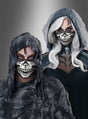 Zwei Personen tragen zerfetzte, dunkle Kostüme mit Kapuze und Gesichtsmasken mit Totenkopfmuster – die eine mit langen weißen Haaren, die andere mit kurzen Haaren. Ihre Baumwoll-Gesichtsmaske „Skelett Glow in the Dark“ leuchtet in der Dunkelheit sanft und verstärkt so ihr gespenstisches und unheimliches Aussehen.
