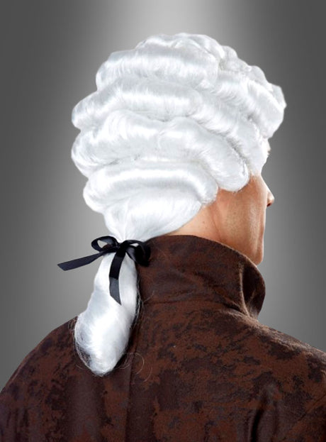 Eine Person, die die Barock-Rokoko-Perücke für Herren trägt – mit weiß gepuderten Locken und einem schwarzen Band –, von hinten vor einem grauen Hintergrund gesehen.